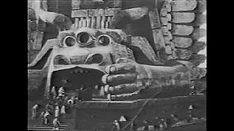 dal film muto Cabiria del 1914-Il tempio di Moloch,è un tempio fisico contenente l'idolo pagano come al boschetto dei bohemians o una loggia massonica appunto e alla mole antonelliana a Torino dentro la mole c'è la statua dell'idolo FILM