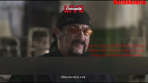 Osobní přítel Vladimira Putina a americký herec Steven Seagal navštívil zničenou zajateckou ubytovnu