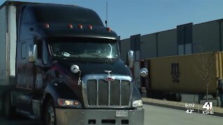 Rep. Davids introduces bill to increase women in trucking
