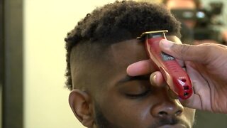 Traveling barber provides haircuts for Iowa college students