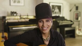 Linda Perry Performs Beautiful LIVE & Acoustic