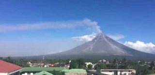 필리핀에서 촬영된 엄청난 화산 분출