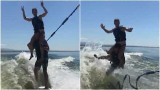 Una coppia su una tavola da wakeboard