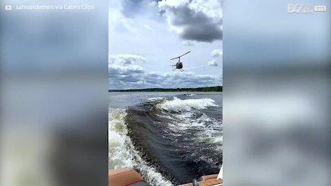 Ce surfeur saute d'un hélicoptère avec sa planche