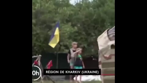 Kids give Nazi salute to Ukrainian military vehicles