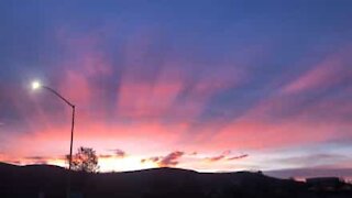 Nascer do sol inacreditável sobre as montanhas da Califórnia