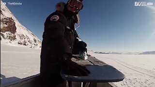 Homem passa roupa a ferro enquanto é puxado por mota de neve!