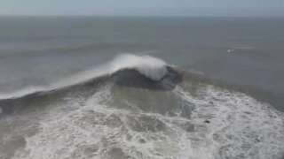 Filmagem de drone capta ondas gigantes da Nazaré