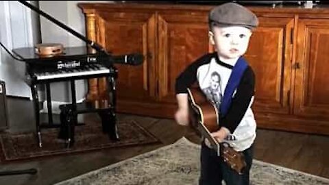 Søt liten gutt elsker countrymusikk