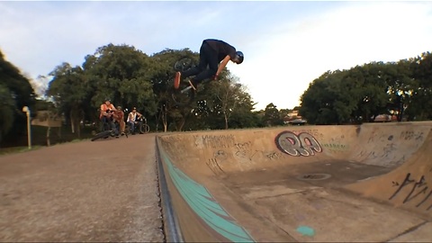 BMX'er Falls And Hit Your Elbows On The Floor | Venda Seu Vídeo