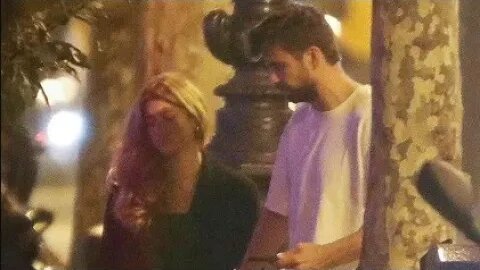 Gerard Pique, 35, holds hands with new girlfriend Clara Chia, 23, for romantic dinner.
