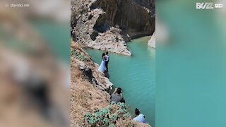 Ce couple se jette à l'eau pour ses photos de mariage