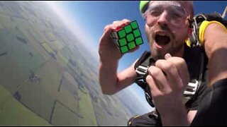 Mann løser en Rubiks kube mot alle odds