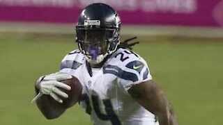 Jogador da NFL Marshawn Lynch distribui máscaras!