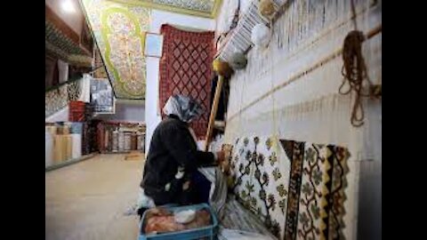 Making the Tunisian carpet