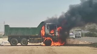 South Africa - chaos with the N7 being closed (Video) (XCX)