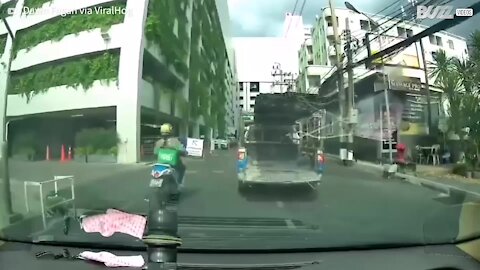 Ce véhicule perd sa cargaison à l'entrée d'un parking