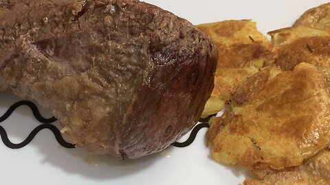 That easy to make and delicious picanha with ultra crispy smashed potatoes