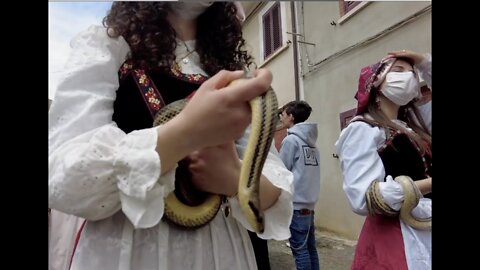 La processione dei serpari 2022, 1° maggio a Cocullo la festa di San Domenico