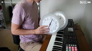 Musicista suona 'Clocks' dei Coldplay usando degli orologi
