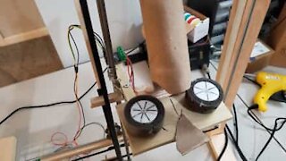 Homem cria robô que lança bolas de ping pong ao vivo!