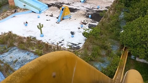 parque aquático abandonado do Ronaldinho gaúcho com muitas piscinas e kioskes com churrasqueiras