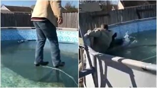 Mand tester isen på sin pool - med morsomme resultater