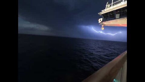 Un orage éclaire la mer Méditerranée en pleine nuit!