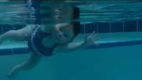 Bebé aprende a nadar sozinha na piscina