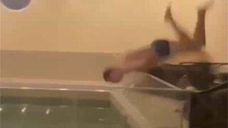 Mergulho em piscina acaba com acidente chocante