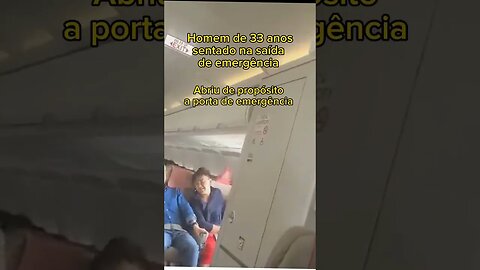 Passageiro abre porta de emergência em pleno voo
