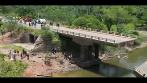 Bridge collapses as vehicles cross in Brazil’s Amazon (Ponte desaba no Amazonas)
