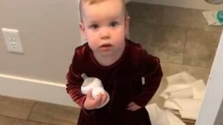 Lille barn spreder toiletpapir over hele huset