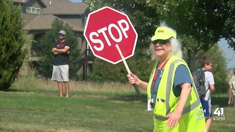 91-year-old crossing guard braves heat for job she loves