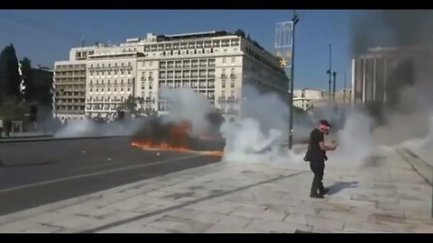 Rising cost of living: Riots in Athens, Molotov cocktails and chemicals outside the Parliament