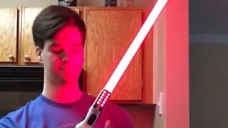 Fã de Star Wars cria prótese em forma de sabre de luz