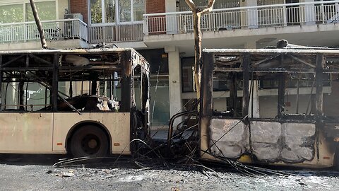 Pasajeros evacuados de bus TMB en llamas en Sant Gervasi-Galvany (Barcelona)