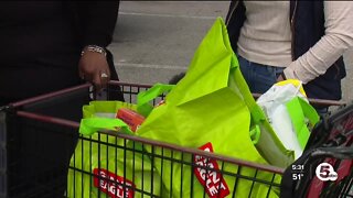 Giant Eagle eliminates single-use bags in Cuyahoga County stores