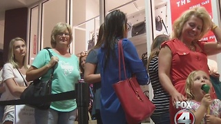 Shoppers swarm SWFL malls for holiday deals