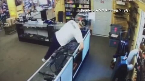 An IDIOT at a Gun Store... IDIOT!!!