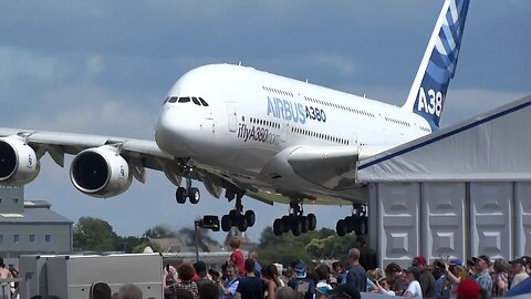 [Plane Spotting] Airbus Industrie A380-800 landing at Farnborough Airport