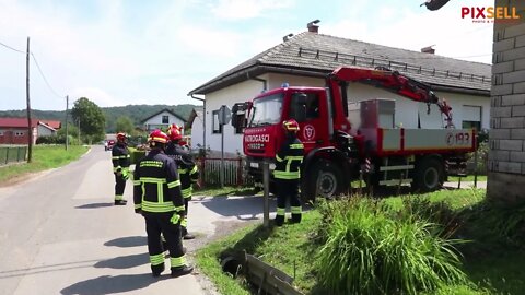 Vatrogasci saniraju štete na objektima nastalim u jučerašnjem nevremenu na karlovačkom području