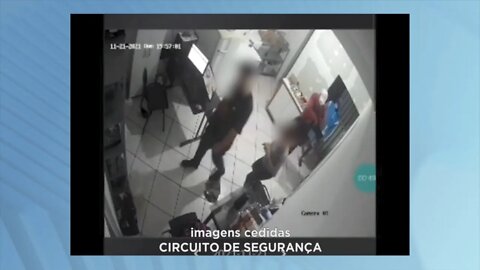 Vídeo mostra assaltantes agredindo funcionários de restaurante em Ipatinga