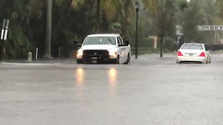 Heavy rains floods streets in West Palm Beach