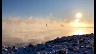 Neblina forma bela paisagem em lago nos EUA