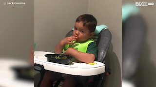 Ce bébé s'endort en plein repas