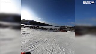 Un renne déboule sur une piste de ski