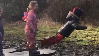 Rapaz cai de cara em poça de lama!
