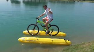 Sabia que pode andar de bicicleta na água?
