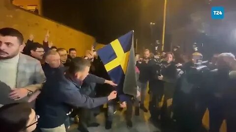 Bandeira sueca é queimada perto da embaixada da Suécia na Turquia